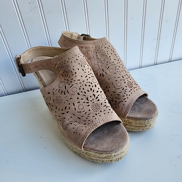 WILD DIVA LOUNGE Taupe Beige Lace Up Platform Heeled Wedge Sandals Sz 8 - Picture 3 of 10